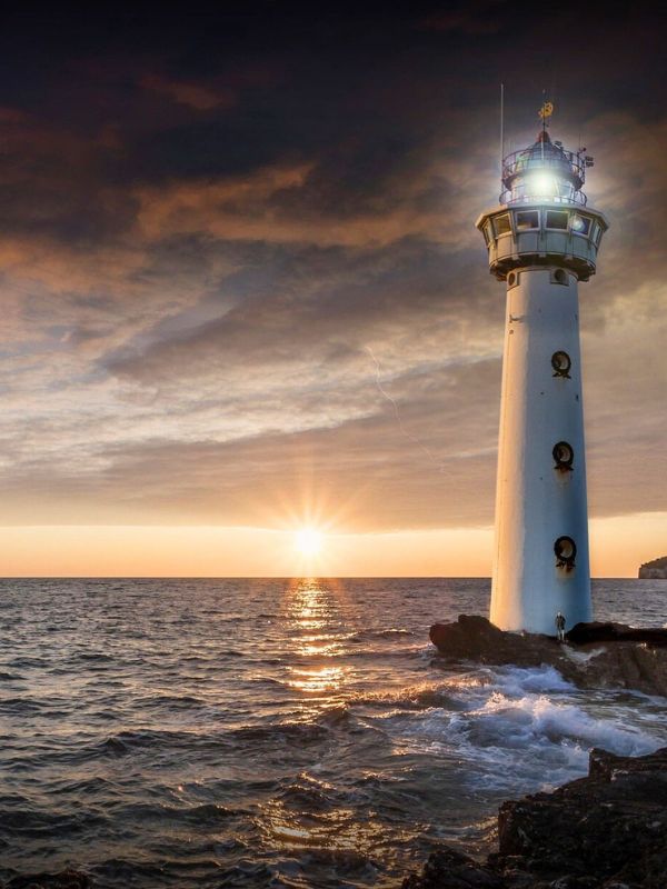Leuchtturm bei Sonnenuntergang